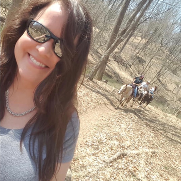 Meet your Posher, Laura - Picture 2 of 3